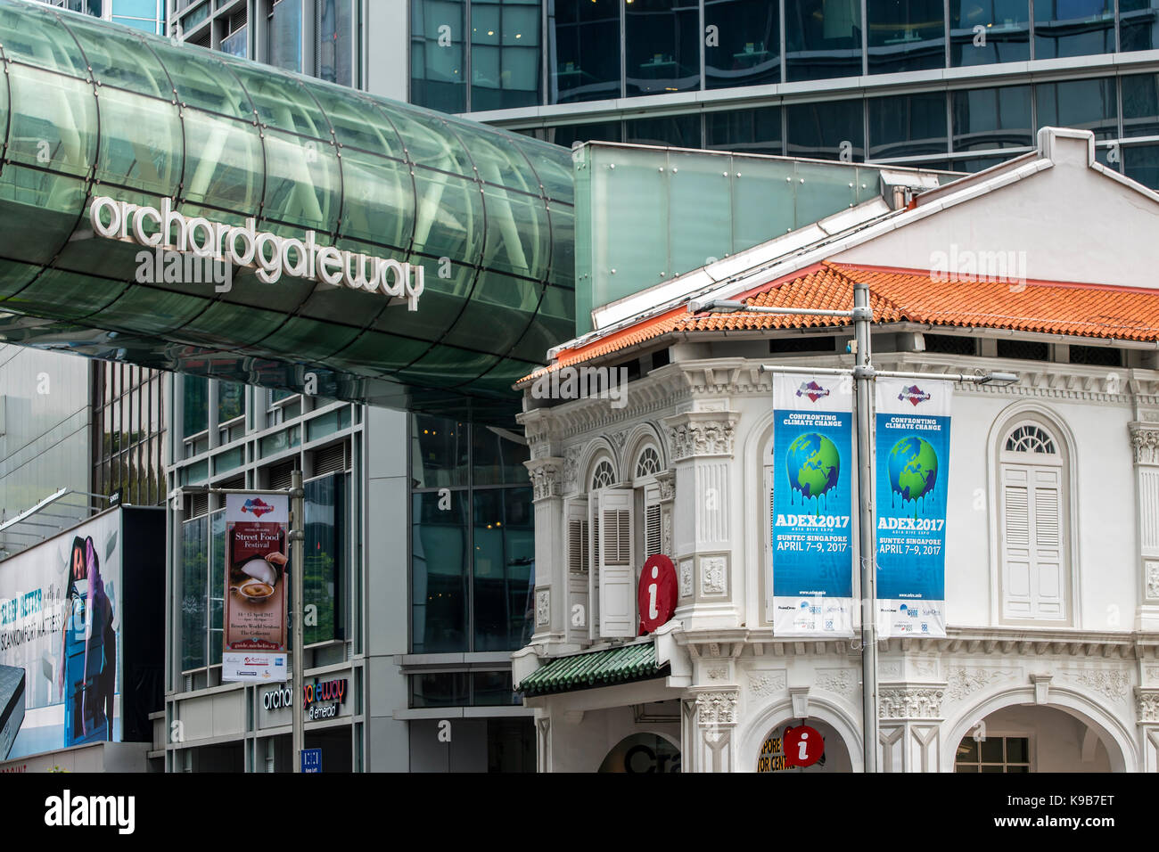 Orchard gateway Glas Brücke zwischen dem 2 Teil Shopping Mall auf beiden Seiten der Orchard Road, Singapur Stockfoto