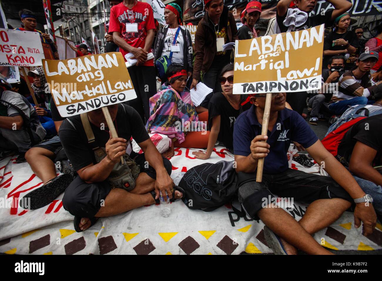 Aktivisten halten Plakate hoch, während einer Kundgebung zum Gedenken an den 45. Jahrestag der Erklärung des Kriegsrechts in Manila, Philippinen, 21. September 2017. Ursache-orientierten Gruppen fanden Demonstrationen in verschiedenen Teilen der Philippinen am 45. Jahrestag der Erklärung des Kriegsrechts im Land autoritäre Tendenzen philippinischen Präsidenten Rodrigo Duterte, sowie die außergerichtlichen Tötungen durch seiner Regierung so genannte "Krieg gegen die Drogen geführt, um zu protestieren." (Foto von Richard James M. Mendoza/Pacific Press) Stockfoto