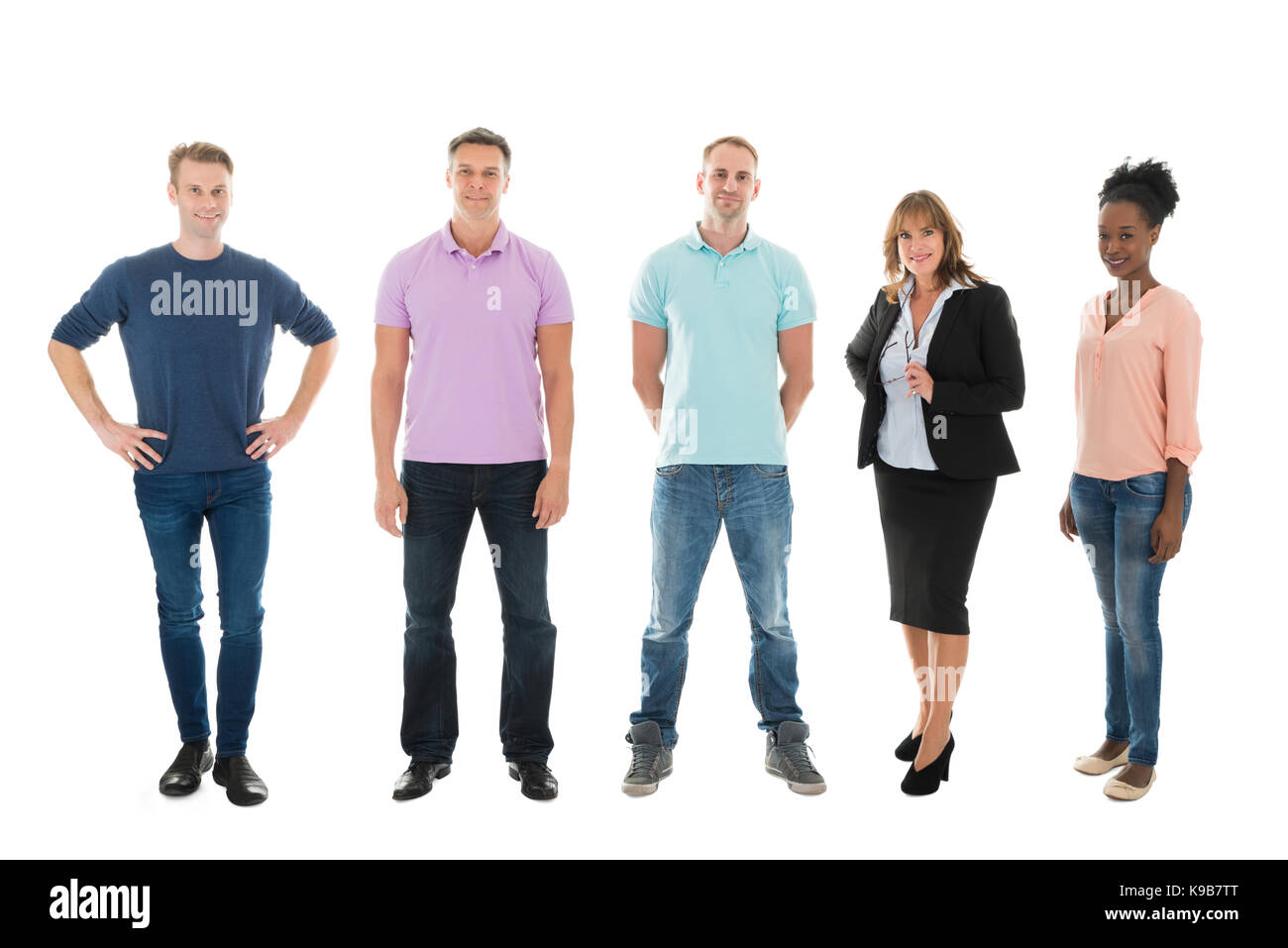 Volle Länge Portrait von Creative Business Leute stehen mit Manager vor weißem Hintergrund Stockfoto