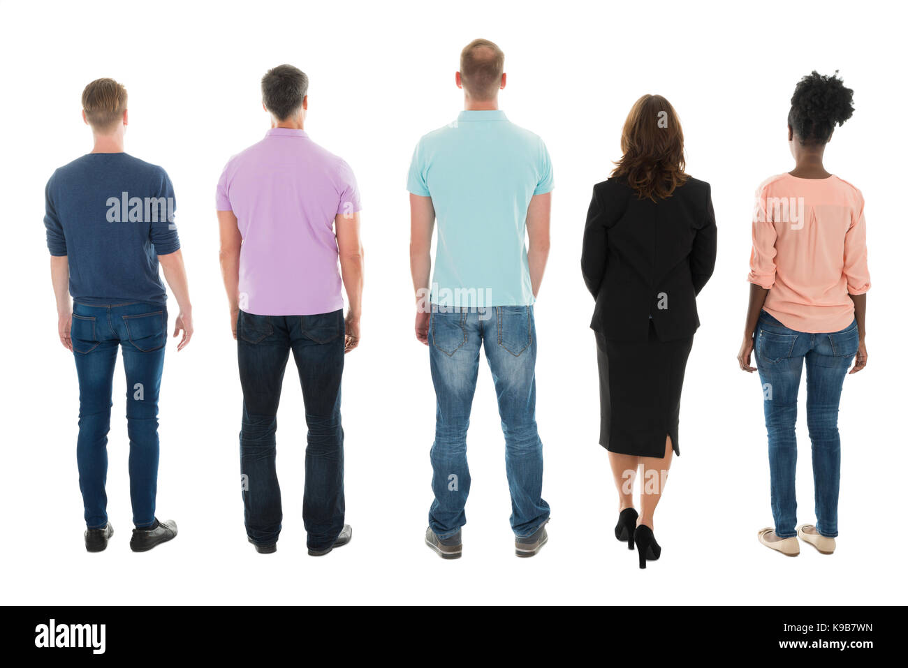 Volle Länge Rückansicht des Creative Business Leute stehen mit Manager vor weißem Hintergrund Stockfoto