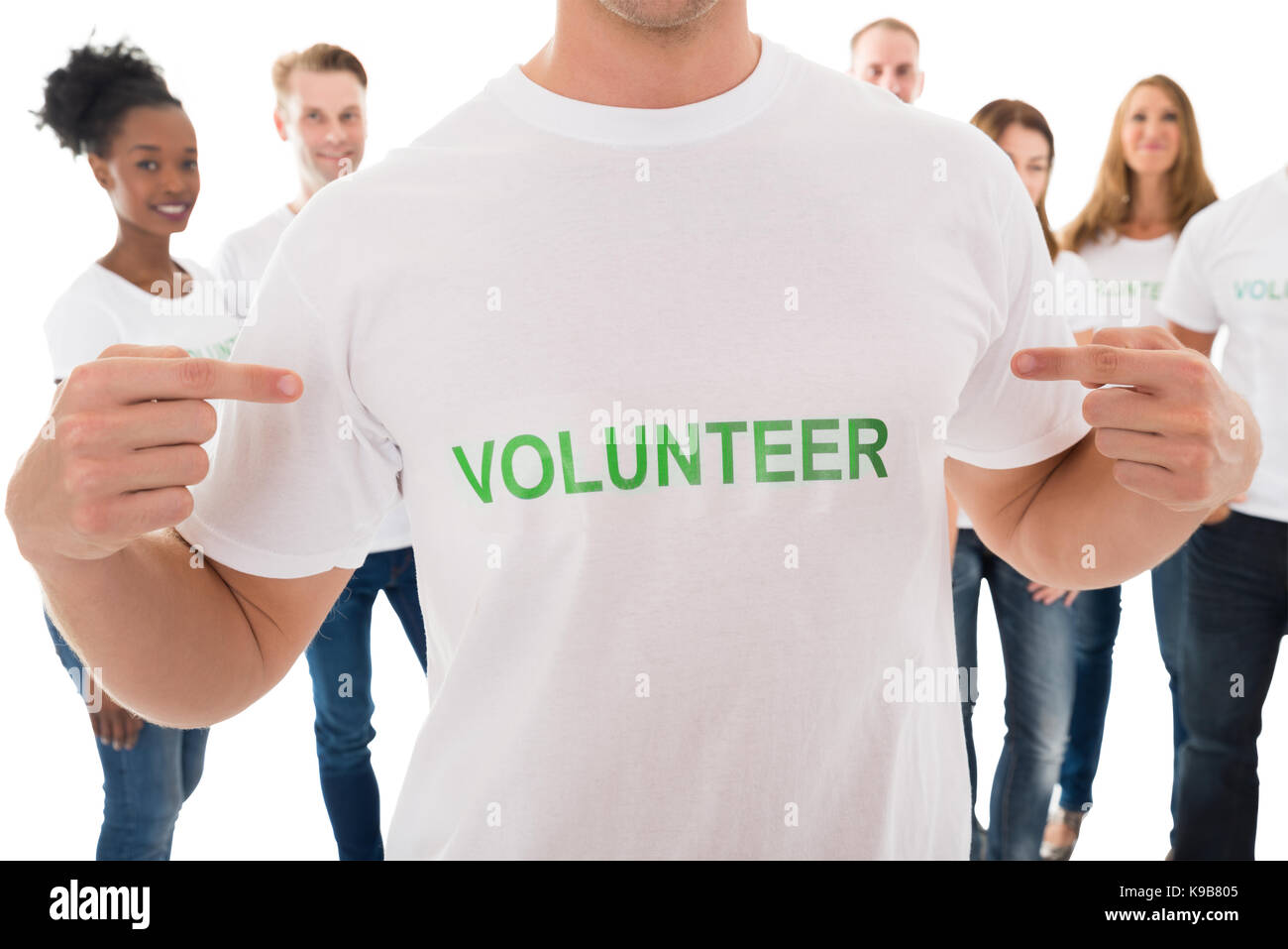 Nahaufnahme der Mann angezeigt freiwillige Text auf dem Shirt mit Freunden auf weißem Hintergrund Stockfoto