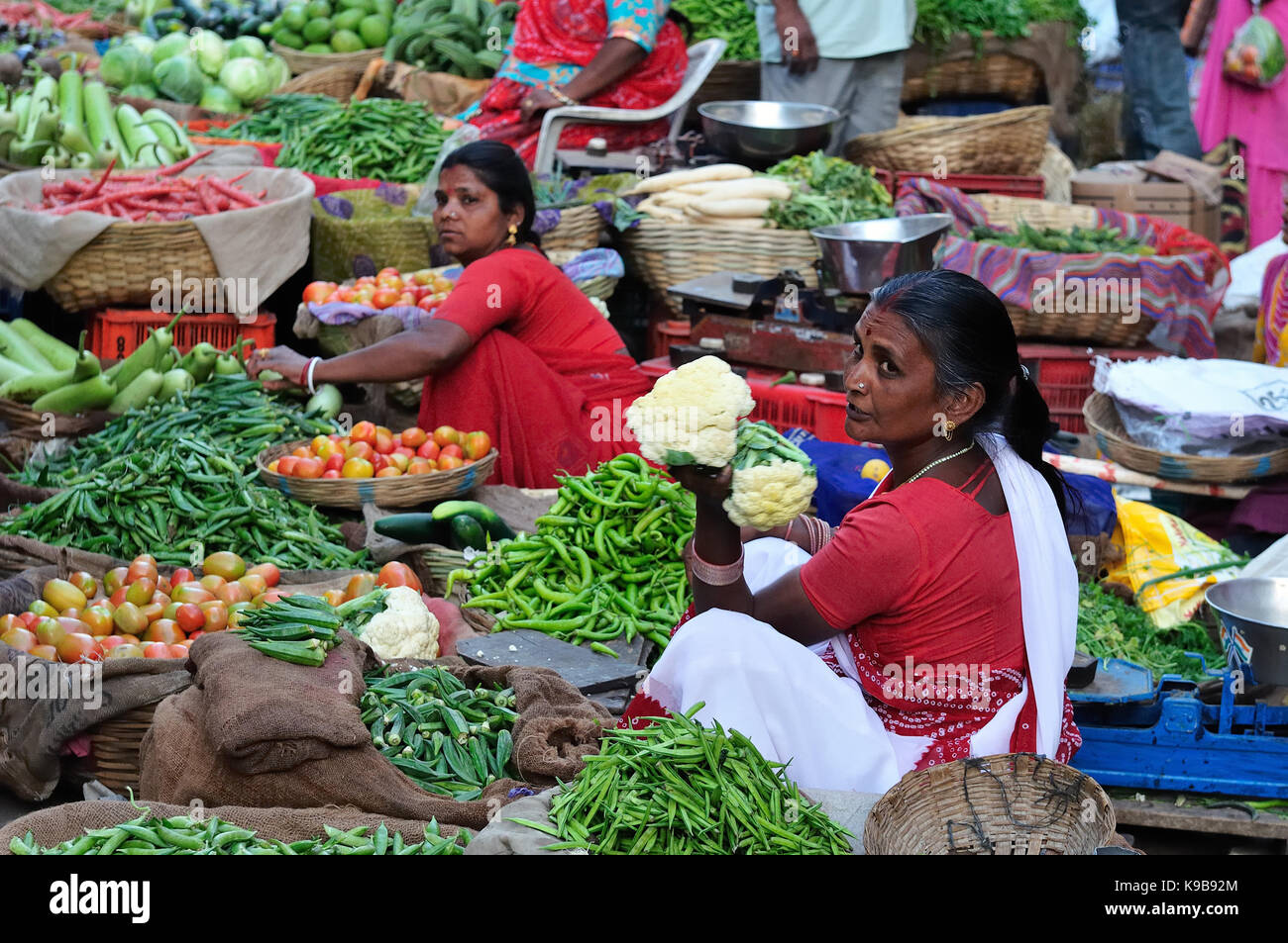 UDAJPUR, INDIEN - 28. FEBRUAR 2010: Indische farbenfroh Frauen seling das Gemüse auf der Straße in Indien Stockfoto