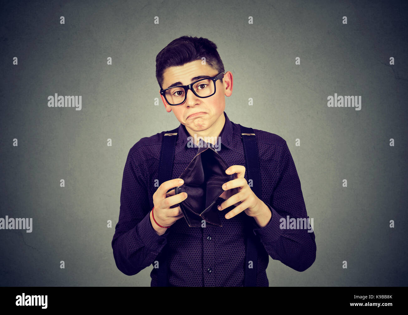 Traurige junge Mann mit leeren Brieftasche Stockfoto