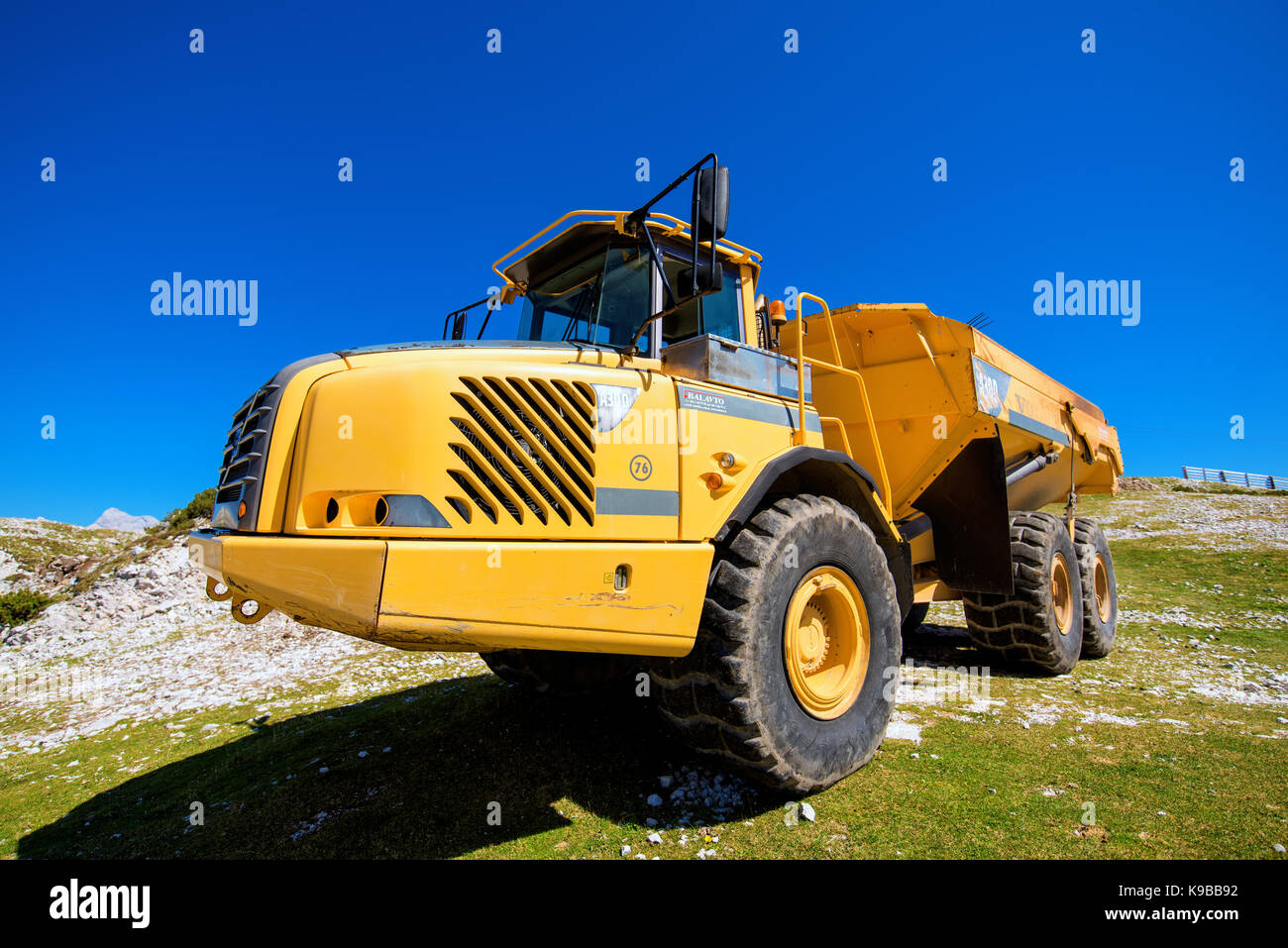 VOGEL BERG, Slowenien - 30. AUGUST 2017: Bau von Maschinen für das Zerkleinern von Stein, große Volvo Truck dumper Arbeiten am Hang Stockfoto