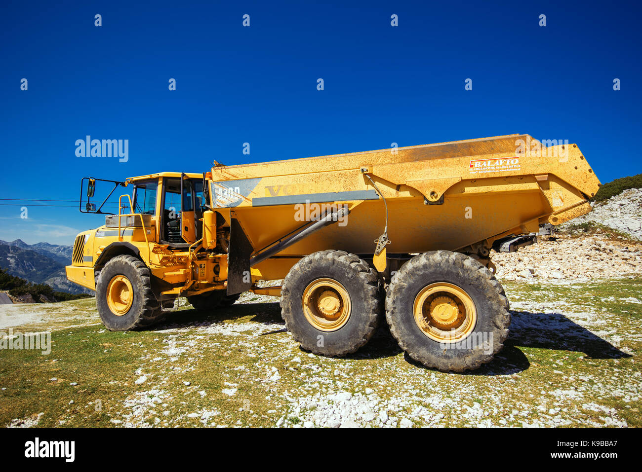 VOGEL BERG, Slowenien - 30. AUGUST 2017: Bau von Maschinen für das Zerkleinern von Stein, große Volvo Truck dumper Arbeiten am Hang Stockfoto