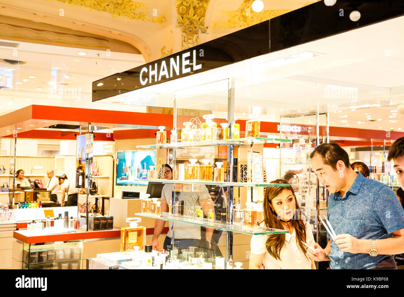 Galerie Lafayette, Paris, Frankreich: Im Luxusbereich für Make-up und Hautpflege, Jugendstileinrichtung und Kuppel Stockfoto