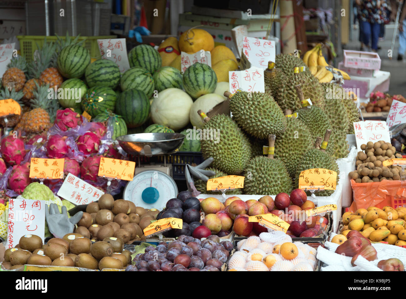 Große Haufen von tropischen Früchten an Street Market Stockfoto