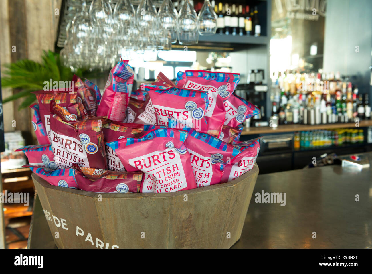 Bartop Anzeige der Burt Chips in der schicken Bar und Restaurant - Torquay, Devon, Großbritannien Stockfoto