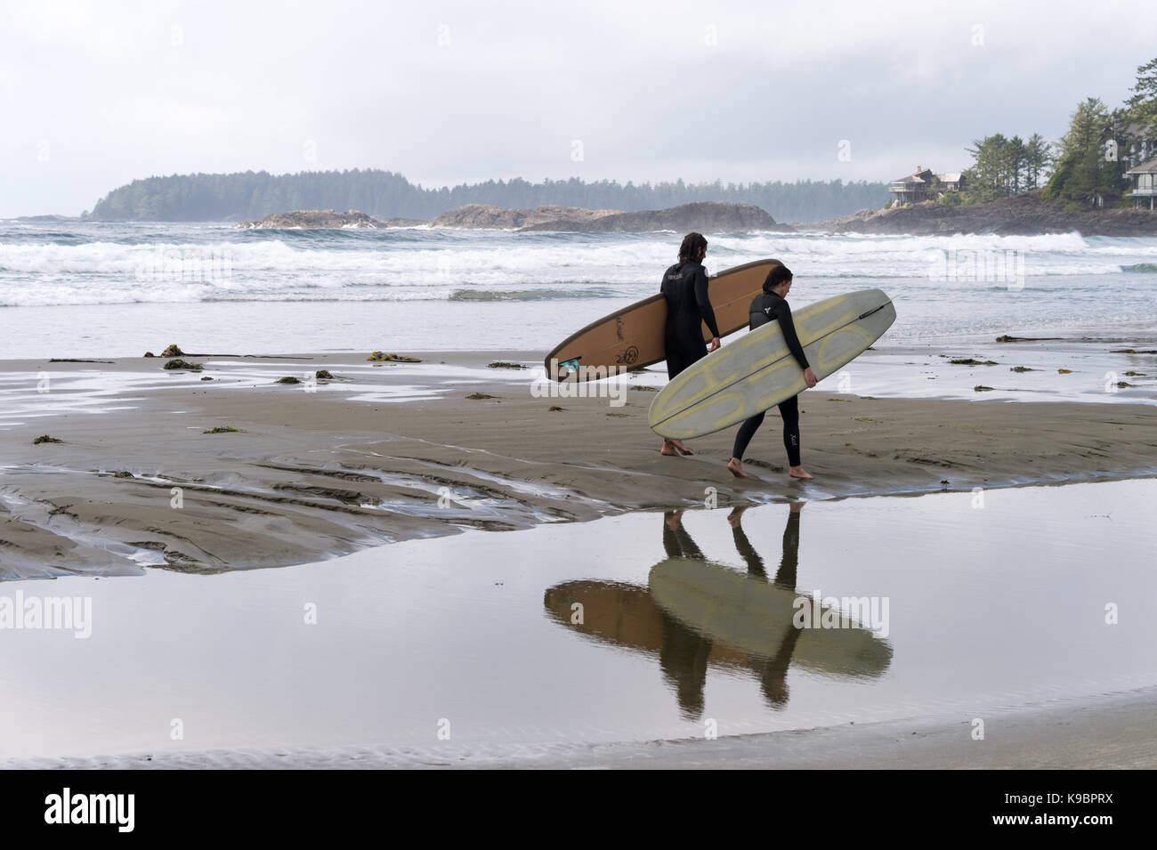 Tofino, Britisch-Kolumbien, Kanada - 9. September 2017: Zwei Surfer holding Surfbretter auf Chesterman Beach Stockfoto