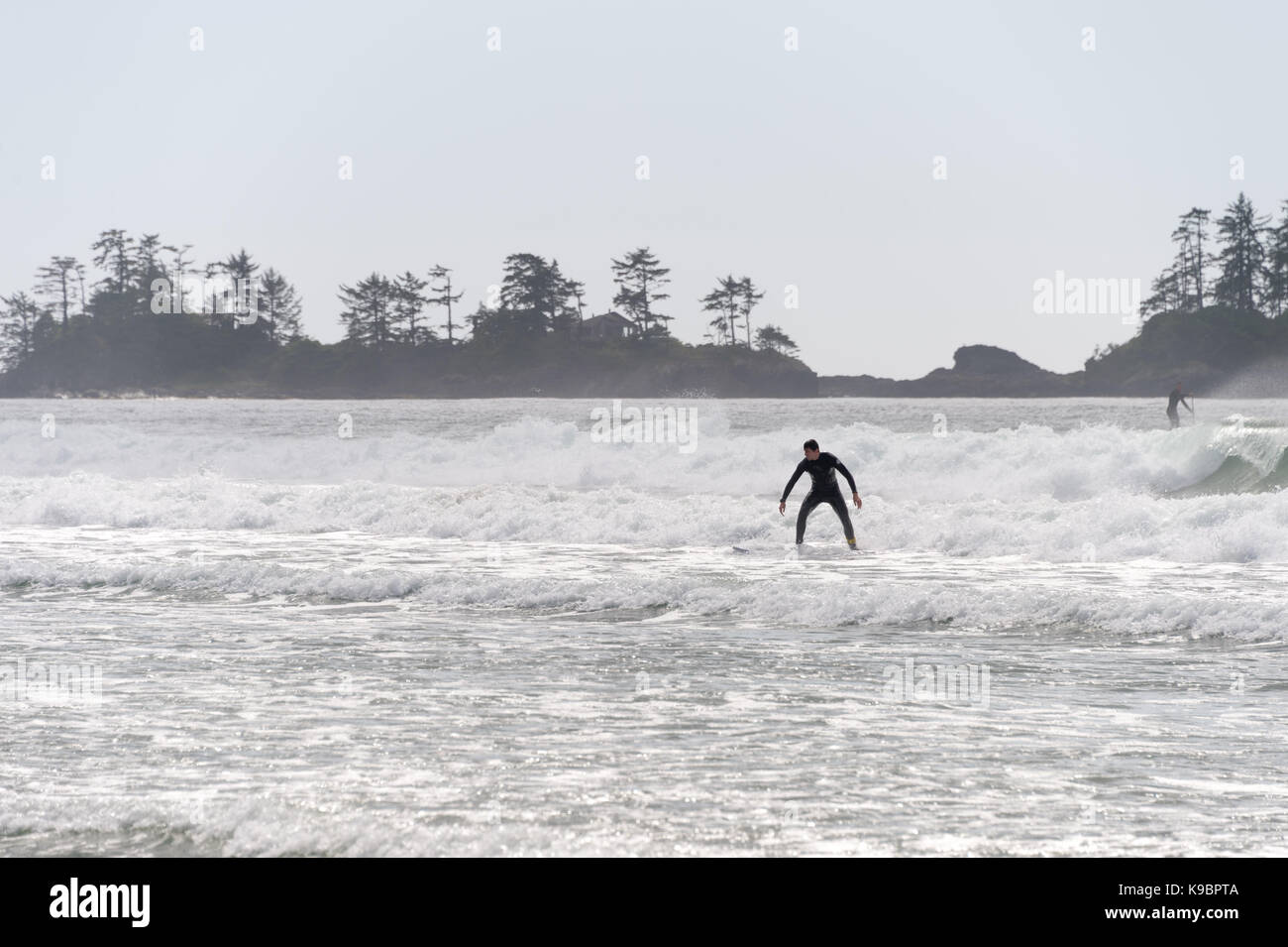 Tofino, Britisch-Kolumbien, Kanada - 9 September 2017: Surfer auf Chesterman Beach Stockfoto