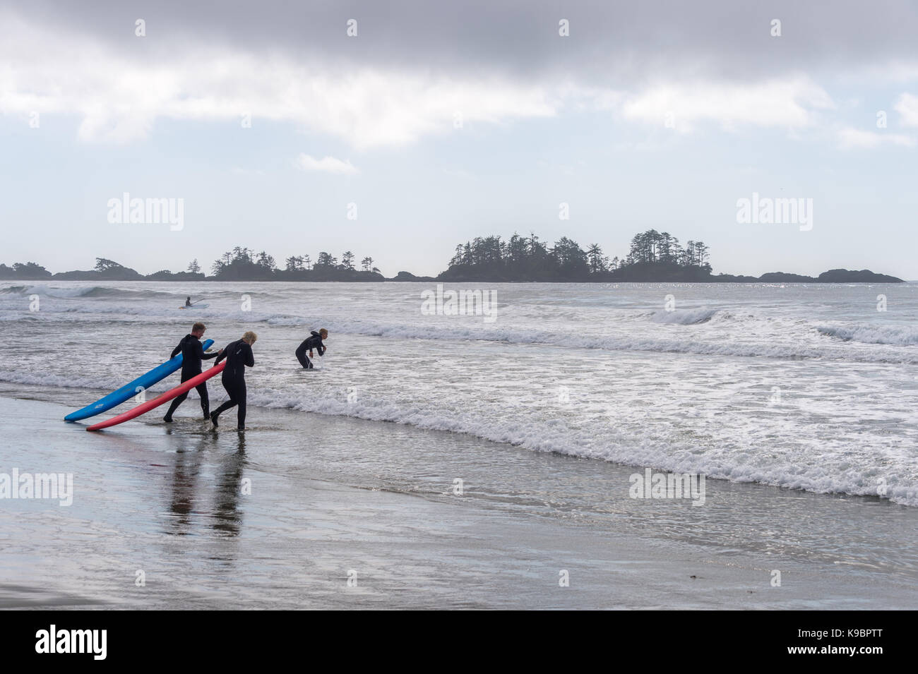 Tofino, Britisch-Kolumbien, Kanada - 9. September 2017: Zwei Surfer holding Surfbretter auf Chesterman Beach Stockfoto