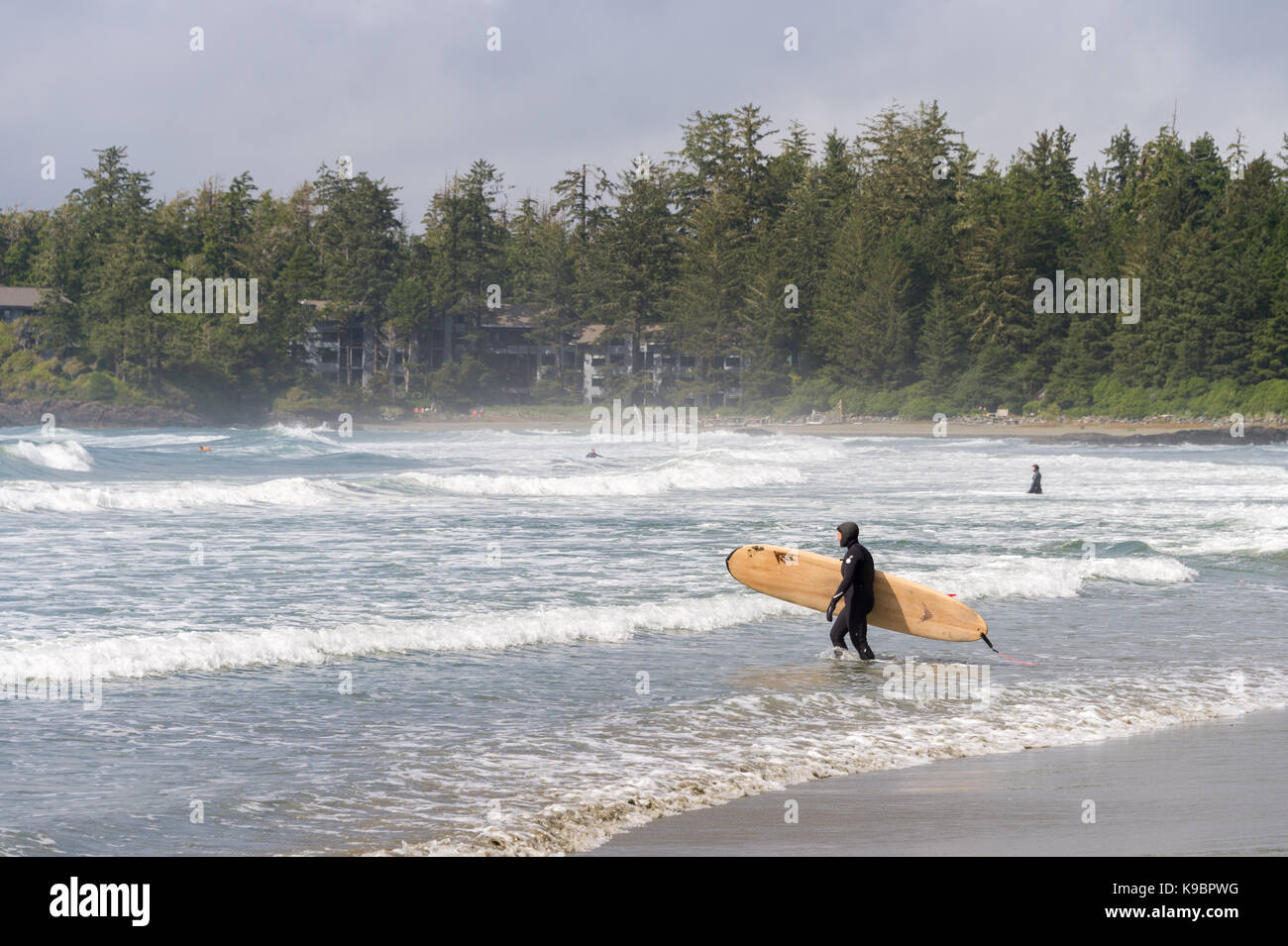 Tofino, Britisch-Kolumbien, Kanada - 9 September 2017: Surfer holding Surfbretter auf Chesterman Beach Stockfoto