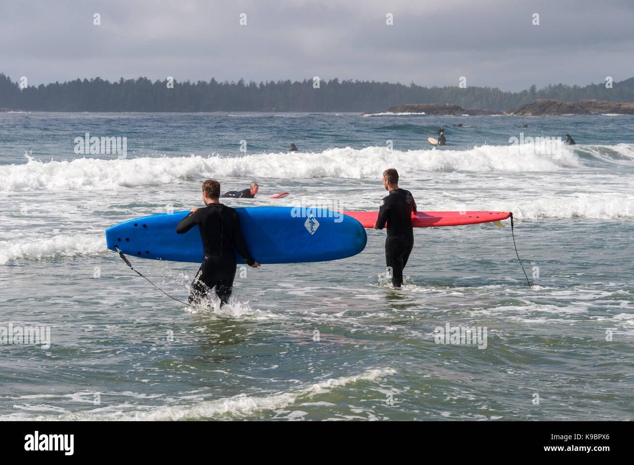 Tofino, Britisch-Kolumbien, Kanada - 9. September 2017: Zwei Surfer holding Surfbretter auf Chesterman Beach Stockfoto