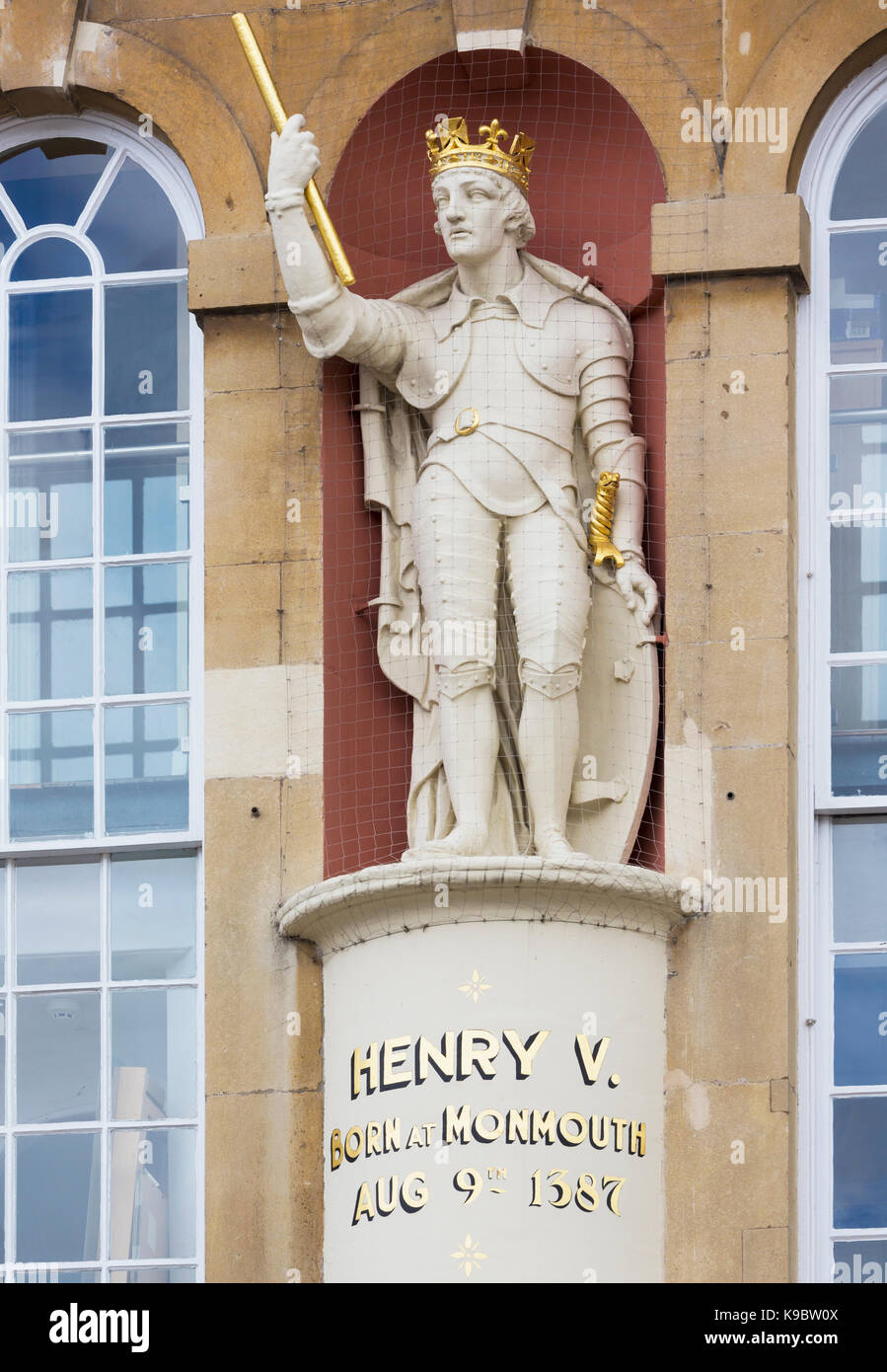 Monmouth, Monmouthshire, Wales, Vereinigtes Königreich. Die Statue von König Heinrich V., 1386 - 1422, vor der Shire Hall stehen. Henry war in Monmouth geboren und wird manchmal als Henry von Monmouth bekannt. Stockfoto