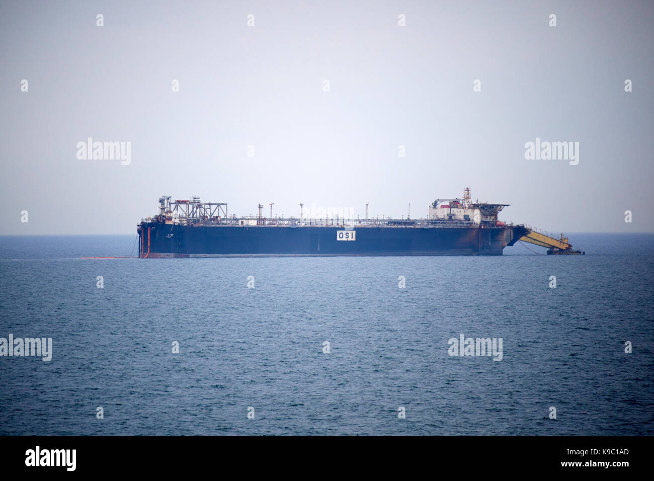 Osi-offshore-Installation in Liverpool Bay. Die barge erhält Öl von der Douglas Komplex von Ölplattformen. Stockfoto