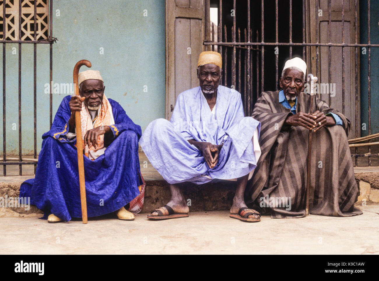 Samatiguila, Elfenbeinküste, Cote d'Ivoire. Dorf muslimische Männer, die Ältesten. Stockfoto