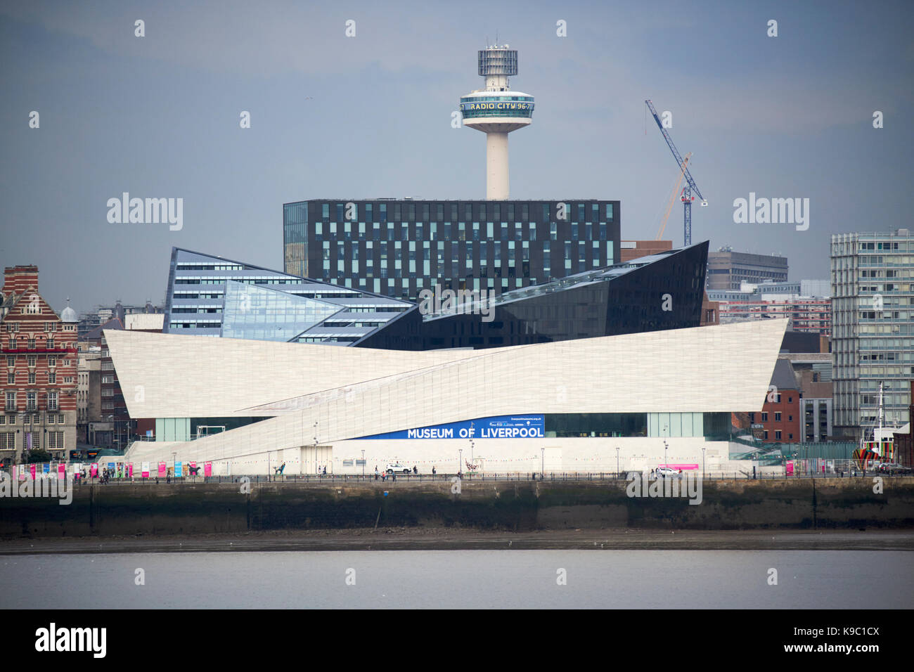 Museum von Liverpool, am River Mersey Waterfront und die Skyline von Liverpool Stockfoto