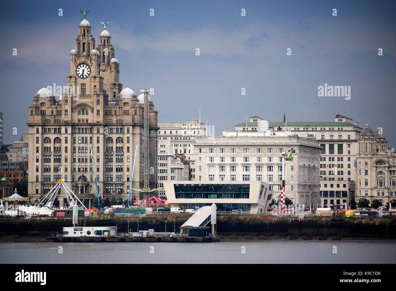 Die Leber Aufbau und cunard Aufbauend auf den Fluss Mersey und Liverpool Pier Head skyline Stockfoto
