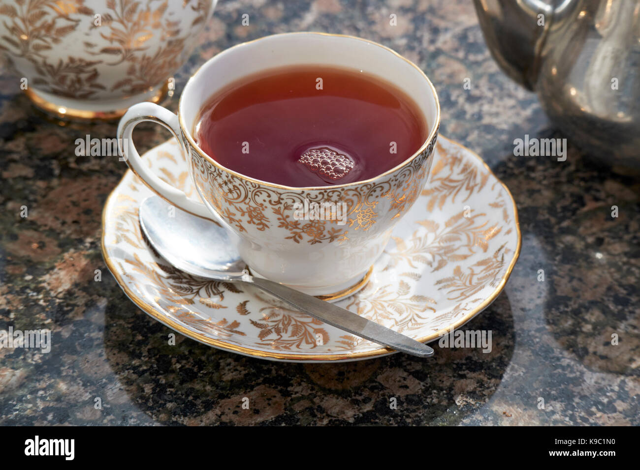 Englisch Tasse Tee in Fine Bone China Tasse und Untertasse serviert. Stockfoto