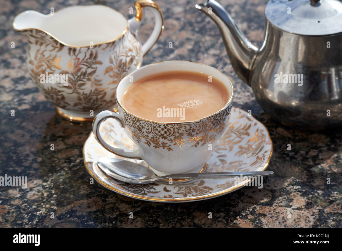 Englisch Tasse Tee mit Milch in Fine Bone China Tasse und Untertasse serviert. Stockfoto