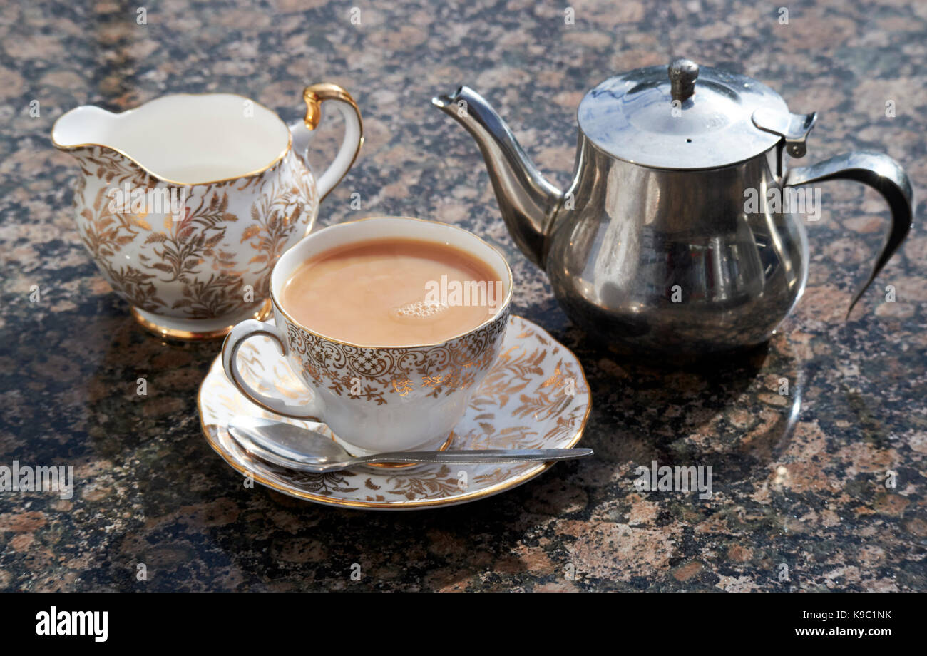 Englisch Tasse Tee mit Milch in Fine Bone China Tasse und Untertasse serviert. Stockfoto