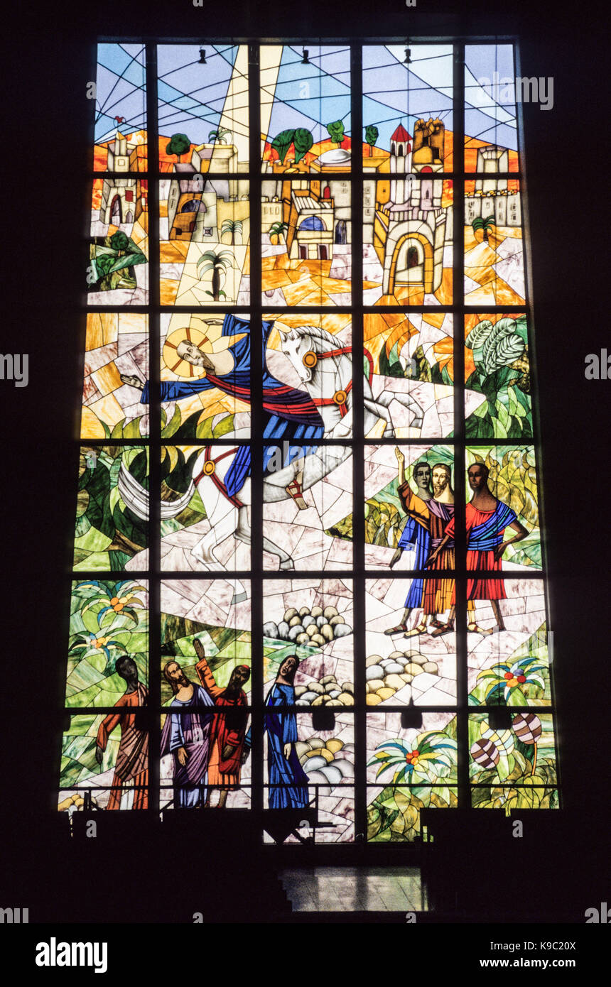Abidjan, Elfenbeinküste, Cote d'Ivoire. Kirchenfenster Zeigen St. Paulus auf dem Weg nach Damaskus. Von Aldo Spirito konzipiert. Für die redaktionelle Verwendung. Stockfoto