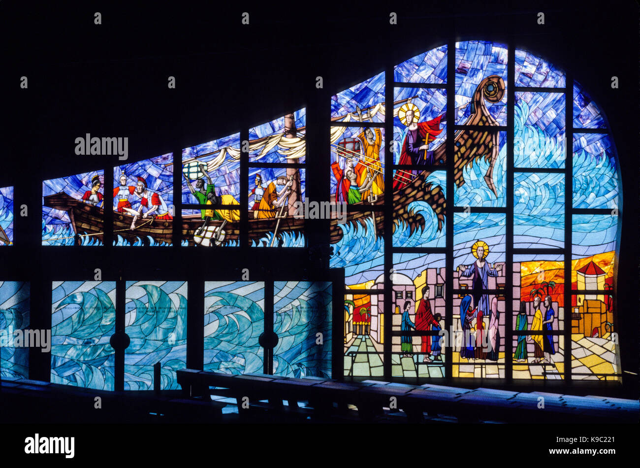 Abidjan, Elfenbeinküste, Cote d'Ivoire. Glasfenster Jesus auf dem Meer von Galillee. Von Aldo Spirito konzipiert. Für die redaktionelle Verwendung. Stockfoto