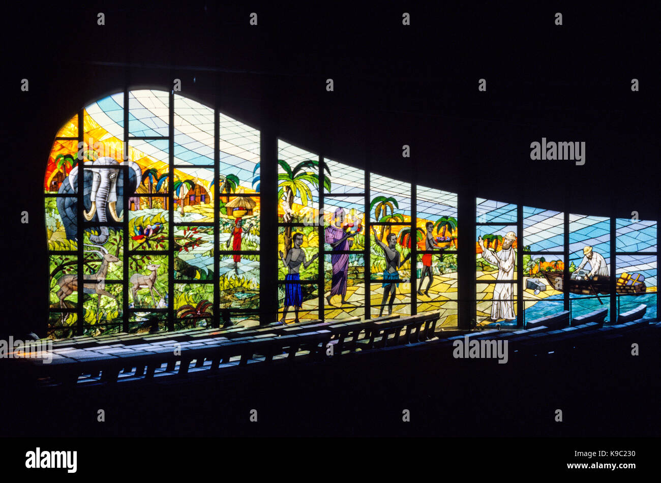 Abidjan, Elfenbeinküste, Cote d'Ivoire. Glasfenster, die Ankunft der ersten Missionare im Grand Bassam im Jahre 1895. Von Aldo Spirito konzipiert. Für die redaktionelle Verwendung. Stockfoto