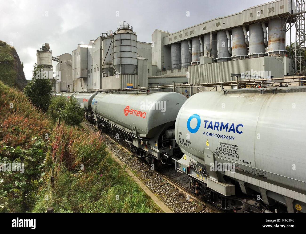 Ein Zement tanker Zug beladen am Asphalt der Tunsted Steinbruch im Peak District, England, das Teil der CRH-Gruppe von Unternehmen. Stockfoto