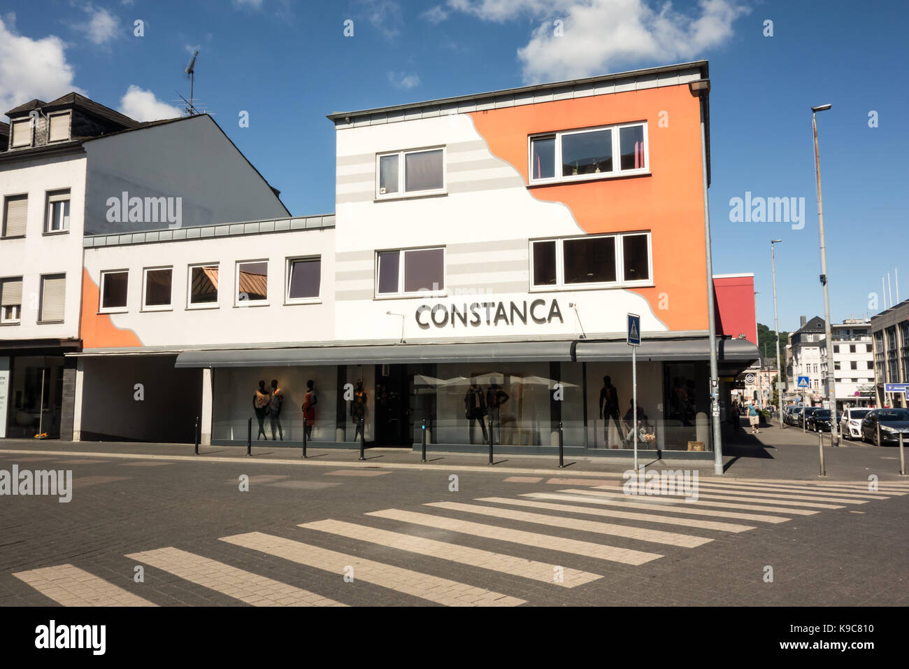 TRIER, Deutschland - 6. Aug. 17: constanca ist ein modischer Kleidung Store, die beliebten Hauptstraße Marken verkaufen. Stockfoto