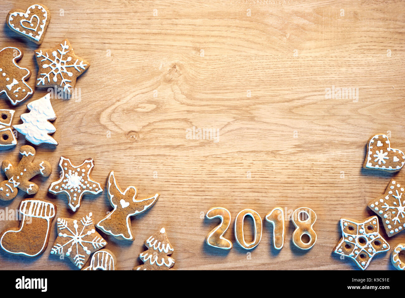 Merry X-Mas! Hausgemachte Cookies auf Holz- Hintergrund. Kopieren Sie Platz für Ihren Text. Ansicht von oben. Produkt mit hoher Auflösung Stockfoto