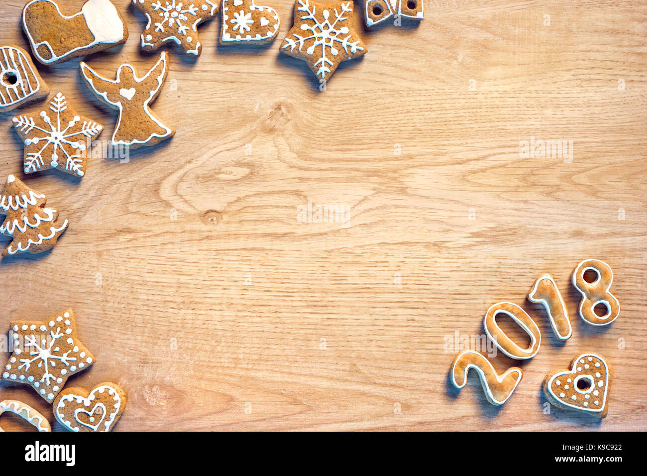 Traditionelle Weihnachtsplätzchen auf hölzernen Tisch. Ansicht von oben. Hochauflösende Produkt. Weihnachten backen Konzept Stockfoto