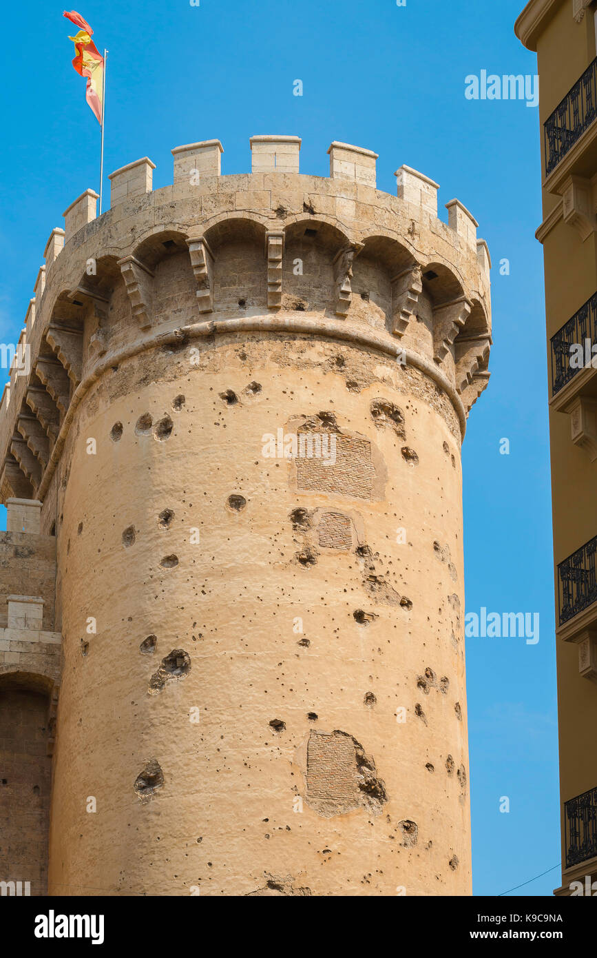 Valencia Spanien Torres de Quart, Südturm des Torres de Quart Tor zeigen umfangreiche Cannon Ball Schaden, der durch die Napoleonischen Kriege, Valencia, Spanien. Stockfoto