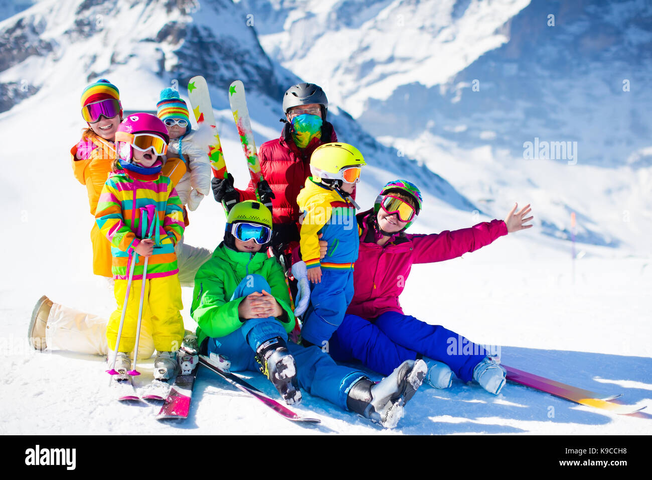 Familie Skiurlaub. Gruppe von Skifahrern in den Schweizer Alpen. Erwachsene und Kinder, Teenager und Baby im Winter zum Skifahren. Eltern unterrichten Kinder alpine Stockfoto