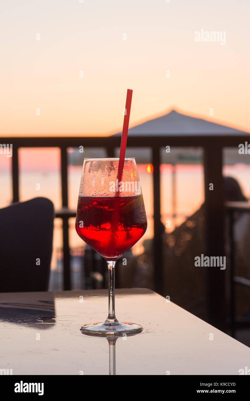 Trinken Wein gras Sea Bar Beach Sunset Stockfoto