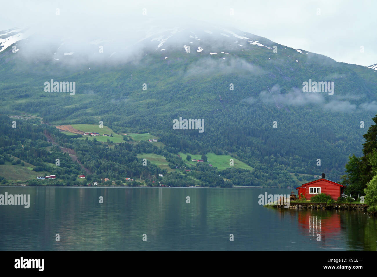 Red House Reflexion auf einem Norwegischen Fjord, Norwegen. Stockfoto