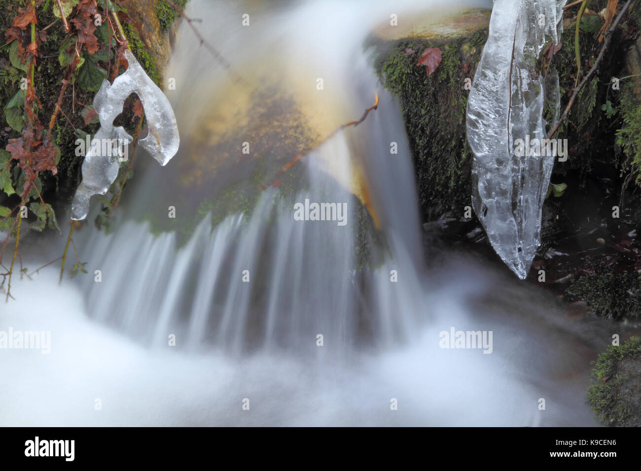 Eis in der Nähe zu einem Wasserfall, Asturien. Spanien. Stockfoto