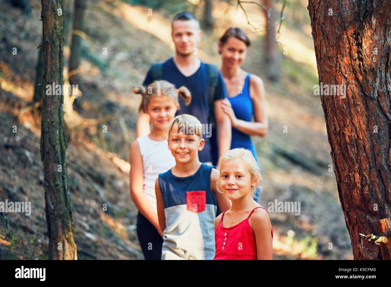 Sommer auf dem Land. Familie auf der Fahrt in den Wald. Selektiver Fokus auf das kleine Mädchen. Stockfoto