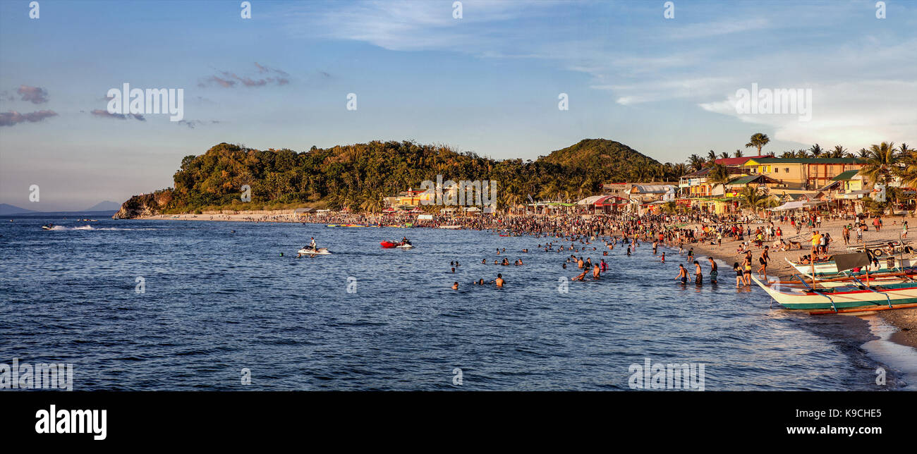 Touristen und Urlauber genießen Entspannen auf White Beach, Puerto Galera, Oriental Mindoro, Philippinen. Stockfoto