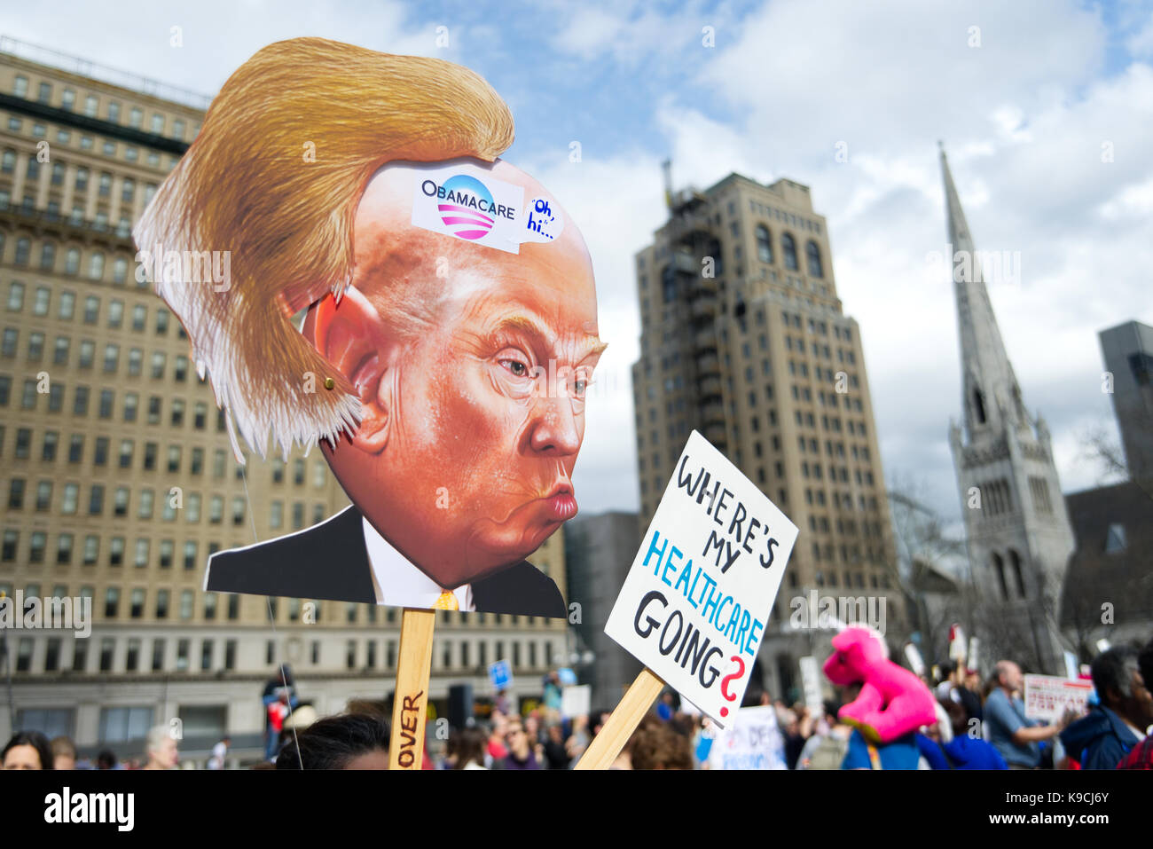 Philadelphia, PA, USA - Februar 25, 2017; Hunderte protestieren die vorgeschlagene Aufhebung der Erschwingliche Pflege durch die Trump-Administration bei einer Kundgebung in P Stockfoto