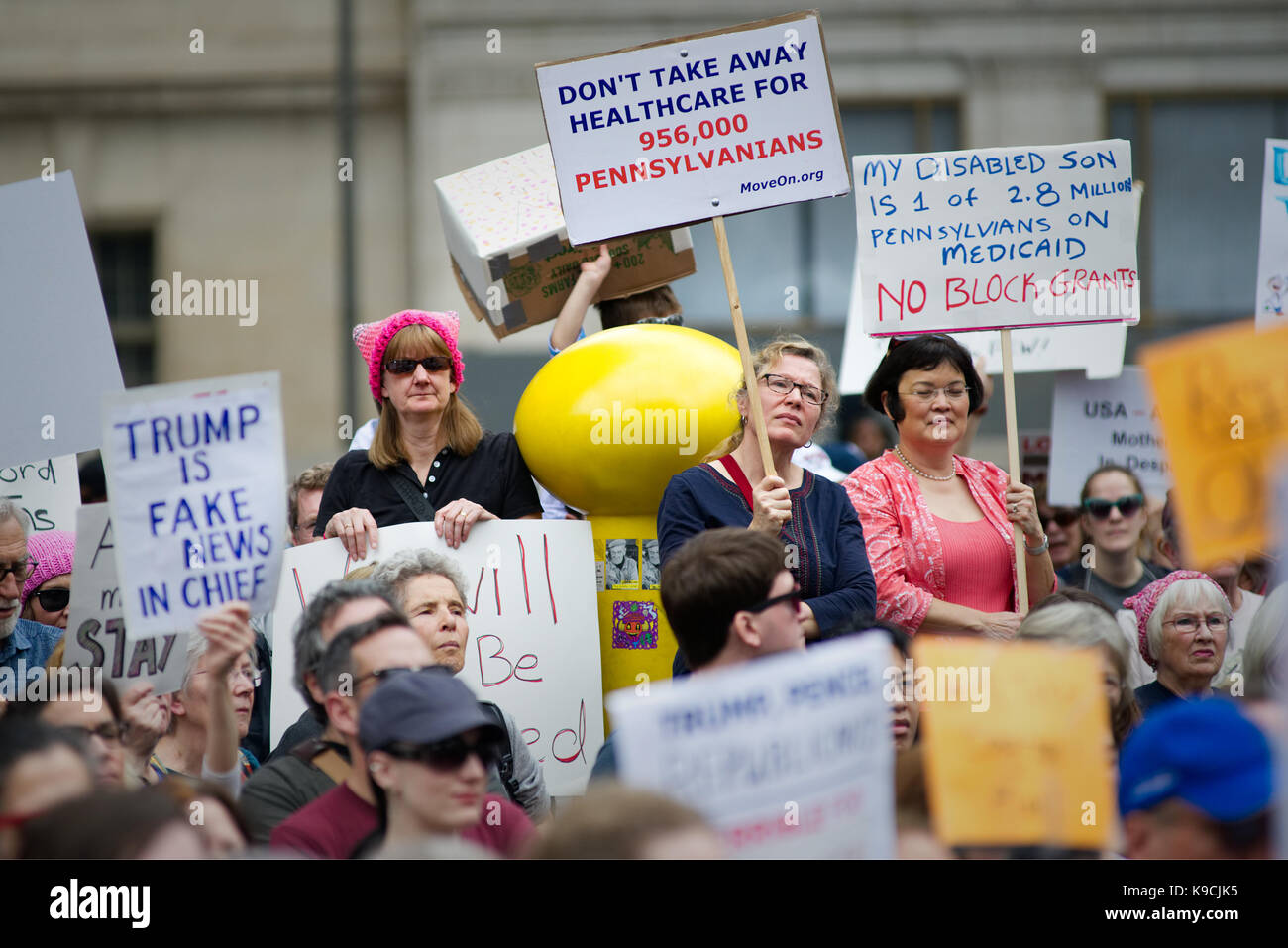 Philadelphia, PA, USA - Februar 25, 2017; Hunderte protestieren die Erschwingliche Pflege Handeln Aufhebung durch die Trump-Administration auf einer Kundgebung in Philadelphia. Stockfoto