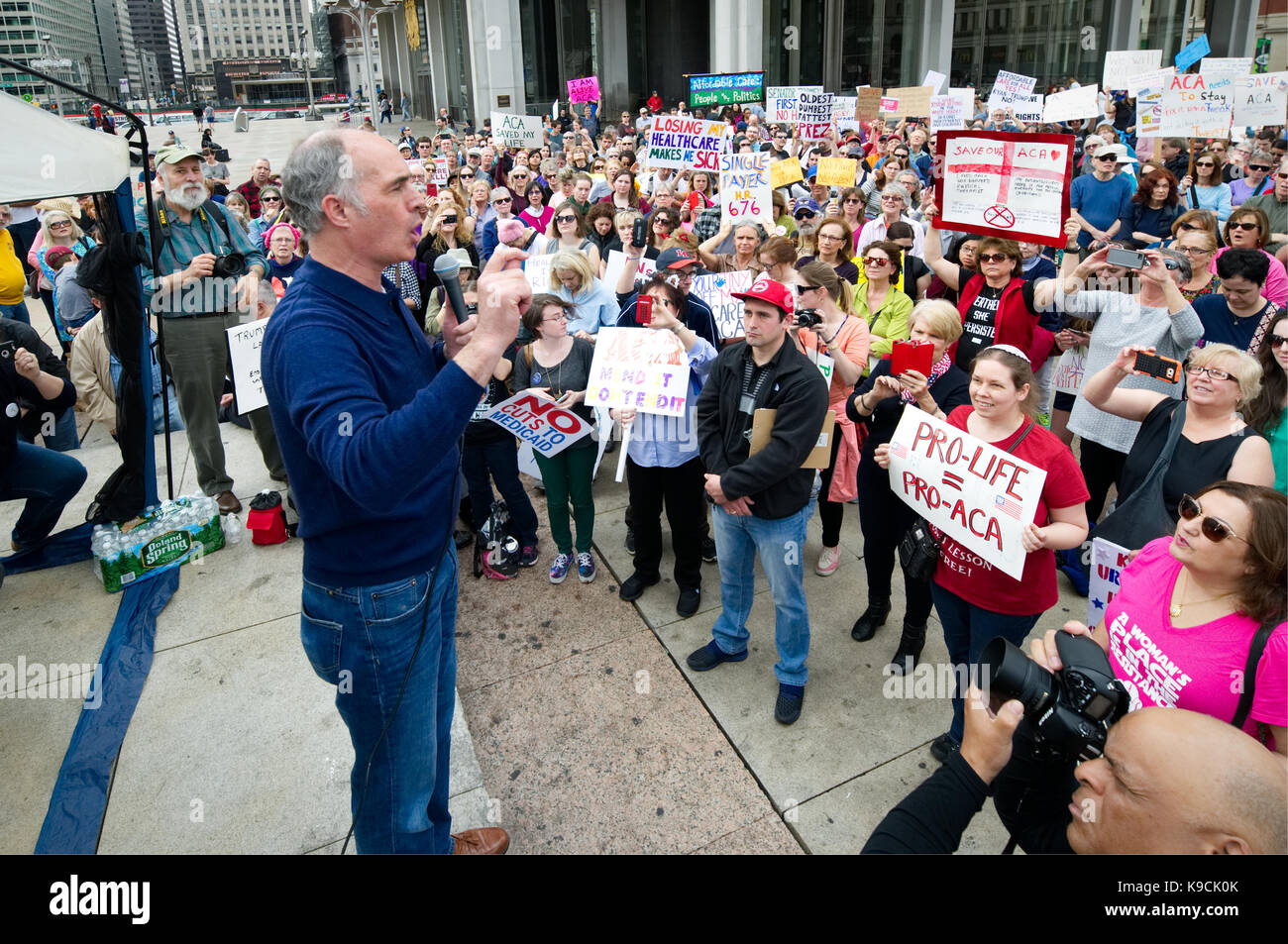 Philadelphia, PA, USA - Februar 25, 2017; US-Senator Bob Casey (D) spricht eine Masse von mehreren Hundert an Thomas Paine Plaza im Zentrum der Stadt Ph gesammelt Stockfoto