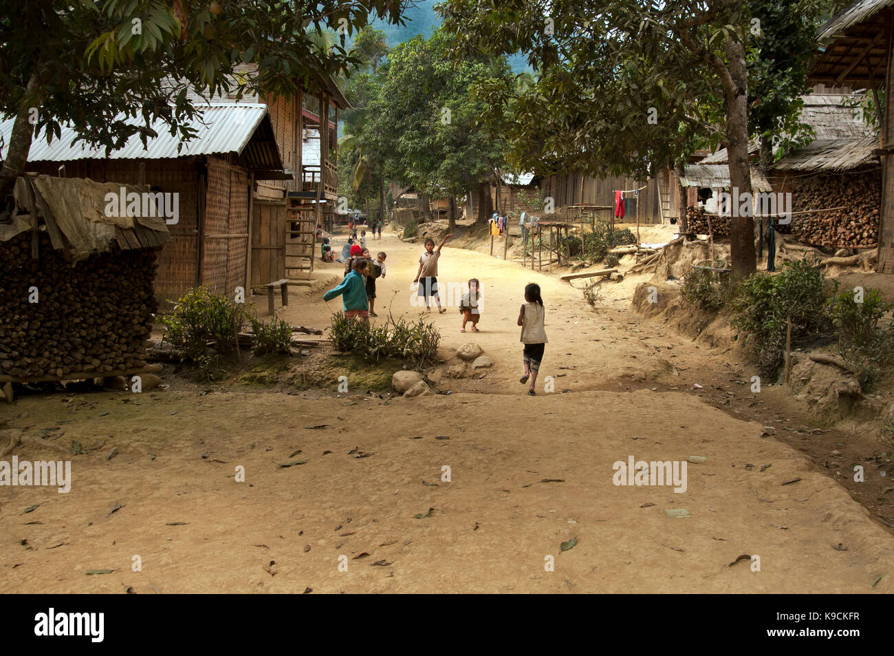 Eine Gruppe von Dorf spielen die Kinder auf dem Feldweg in den ländlichen Dorf im norden Laos Stockfoto