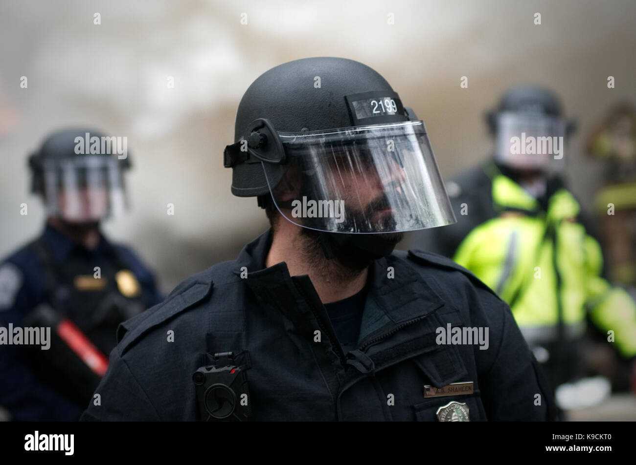 Washington DC, USA - Januar 20, 2017: Polizisten stehen bereit, mit den Demonstranten in Washington D.C. zu kollidieren, wie Donald Trump den Amtseid du nimmt Stockfoto