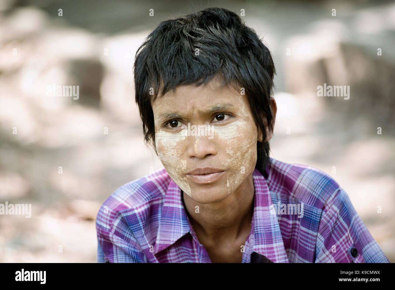 Nahaufnahme, Porträt einer Birmese Mädchen mit traditionellen Tanaka Gesicht Farbe. Februar 22, 2014 - Yangon, Myanmar Stockfoto