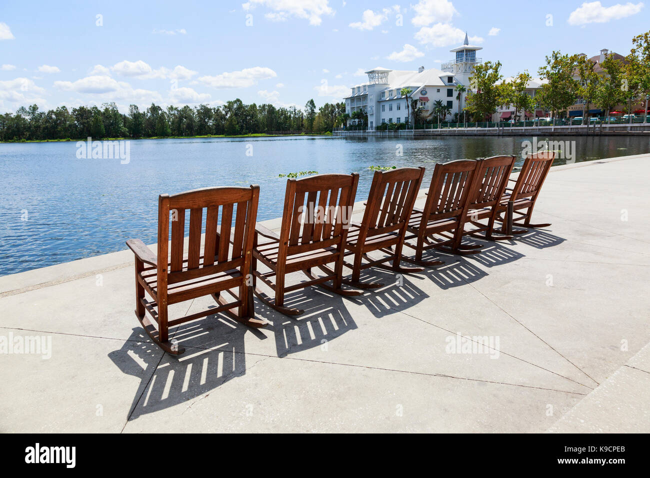 Sechs Schaukelstühle auf der Promenade an der Feier am See, Orlando, Florida, USA Stockfoto