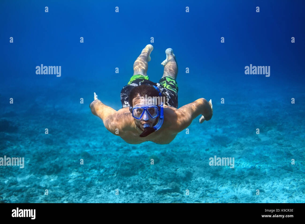 Unterwasser Schießen eines jungen Mannes Schnorcheln in einem tropischen Meer. Ferienhäuser Konzept Stockfoto