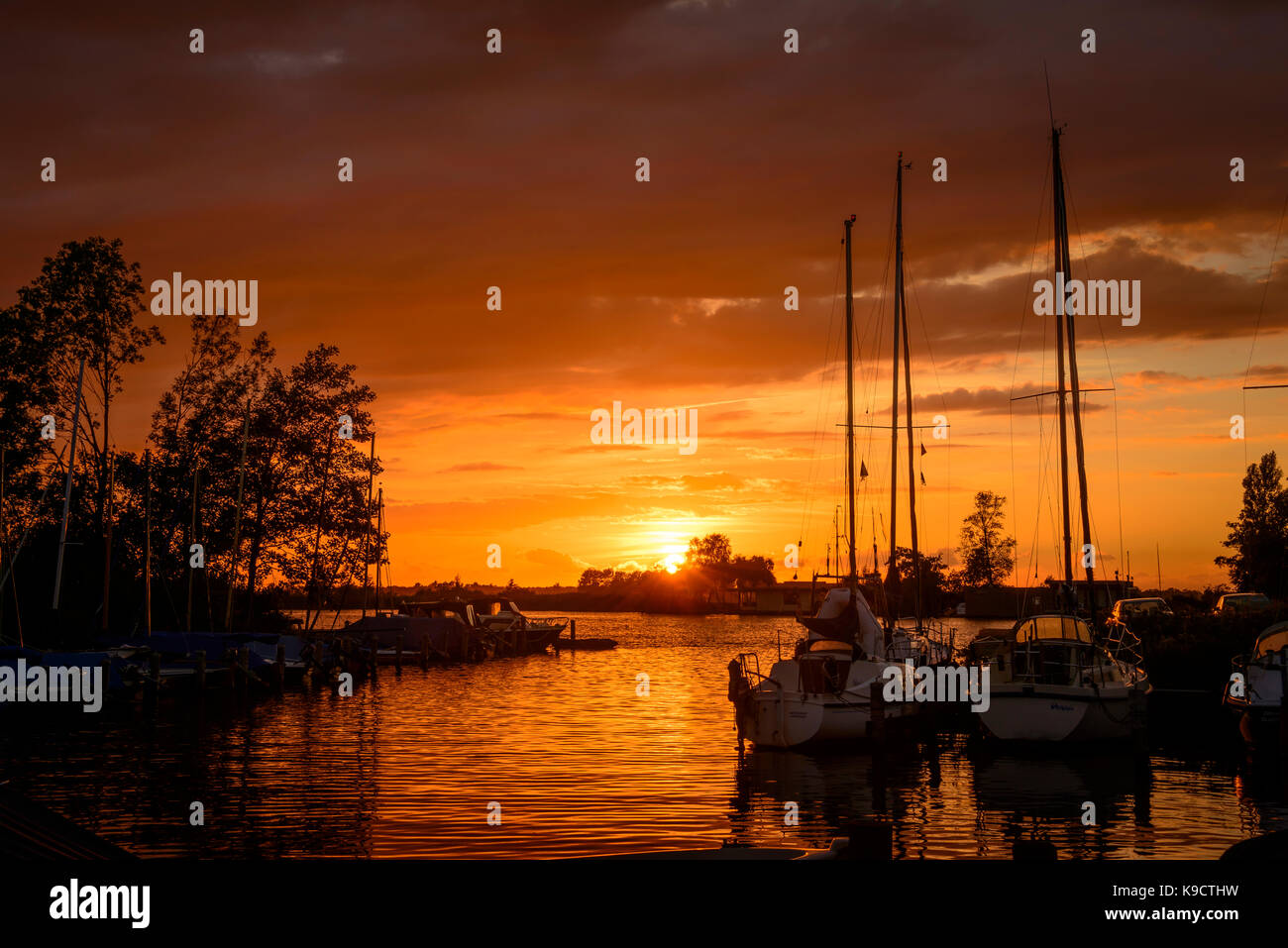 Sonnenuntergang im Hafen von De veenhoop in frieland hollandwith in Rot und Orange Stockfoto