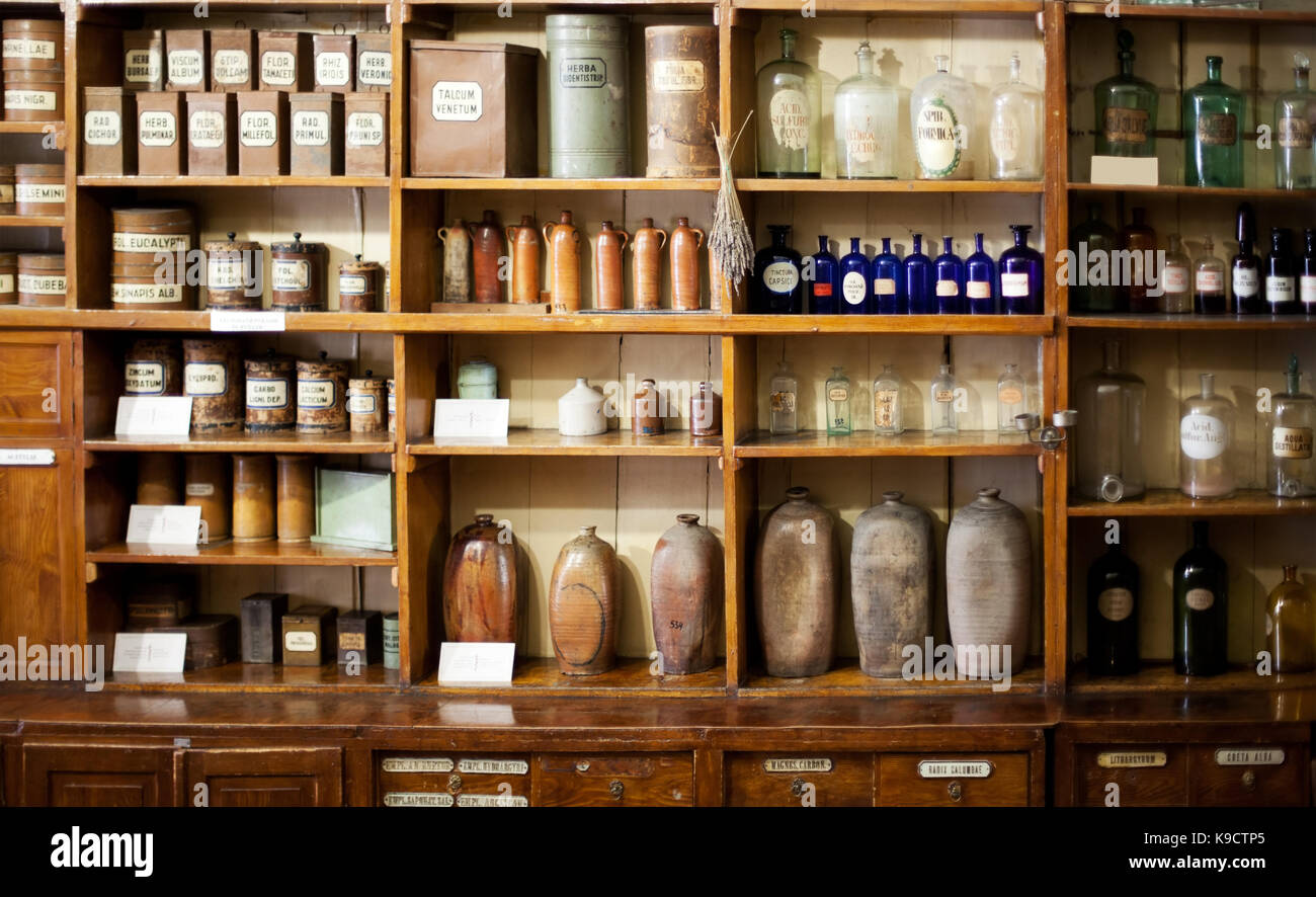 Die Flaschen auf dem Regal in Alte Apotheke Stockfotografie - Alamy