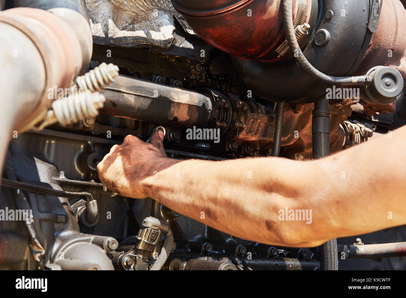 Maschine Service kombinieren, Mechaniker, Reparatur Motor im Freien Stockfoto